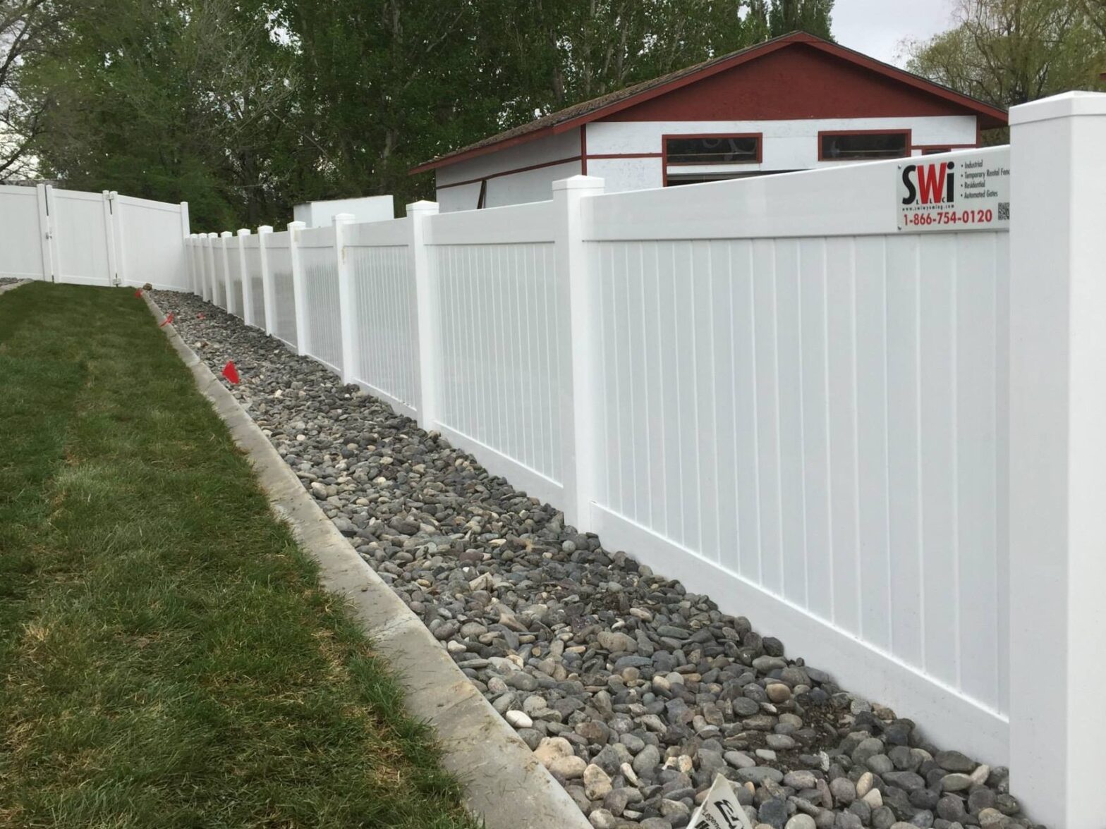 Photo of vinyl fence installed by SWi Fence in Wyoming