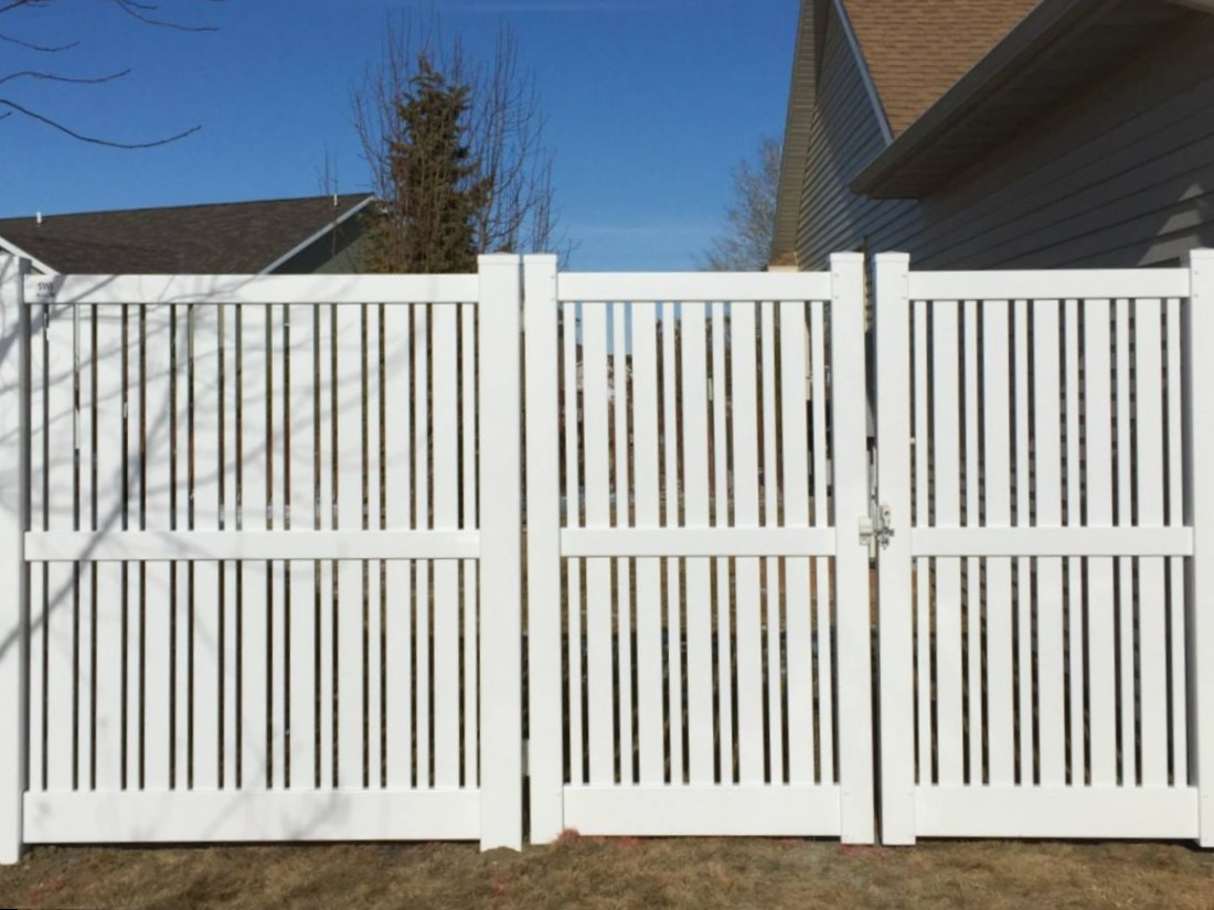 Photo a a semi-privacy vinyl fence in Wyoming