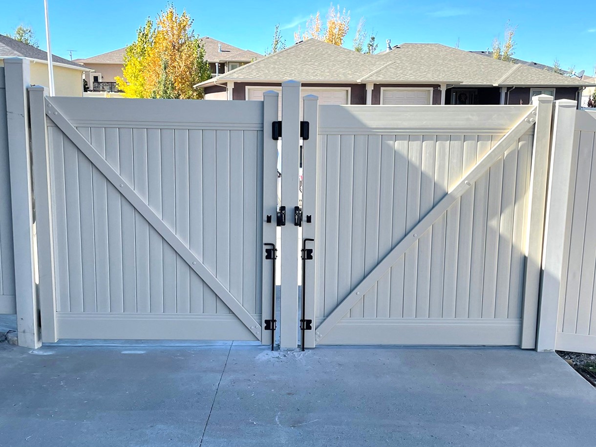 Photo of a vinyl fence gate in Wyoming